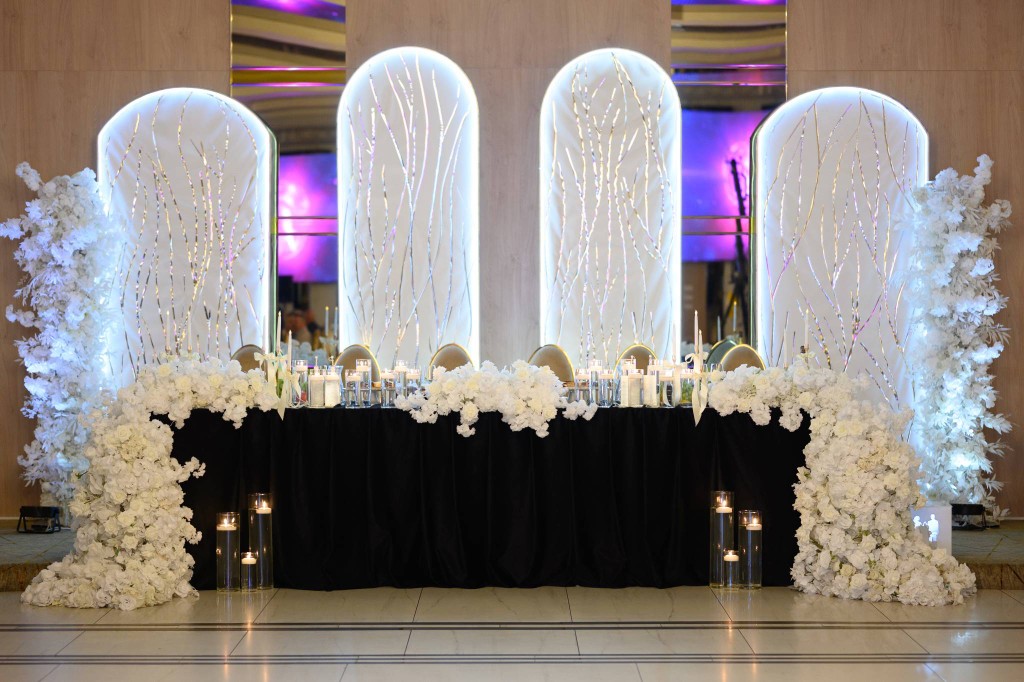 Masă principală decorată cu flori albe — sală evenimente Perla Cosăului